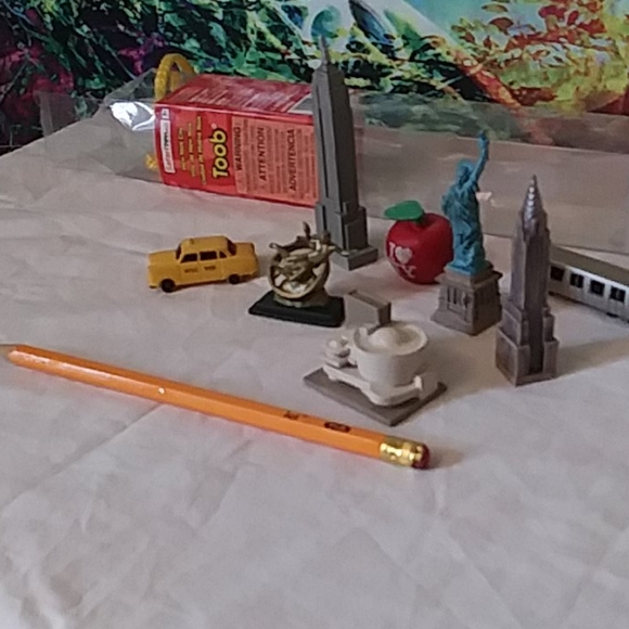 New York landmark and traditional vibe figures - Picture 3 of 4